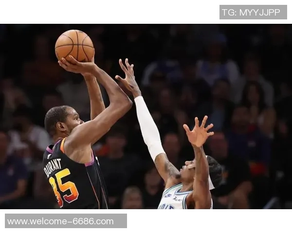 布克首节表现亮眼5投3中贡献6分3篮板2助攻1抢断但也有2次失误