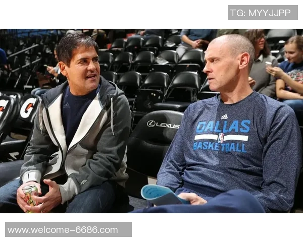 东契奇向里夫斯展示扭伤手指里夫斯惊呼难以置信的反应引发热议